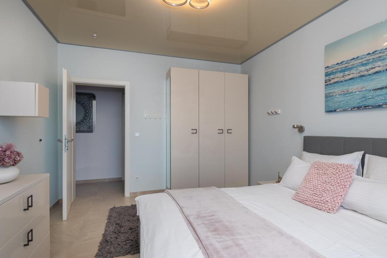 Beachfront Holiday Home - Private Heated Pool Мимице Екстериор снимка
