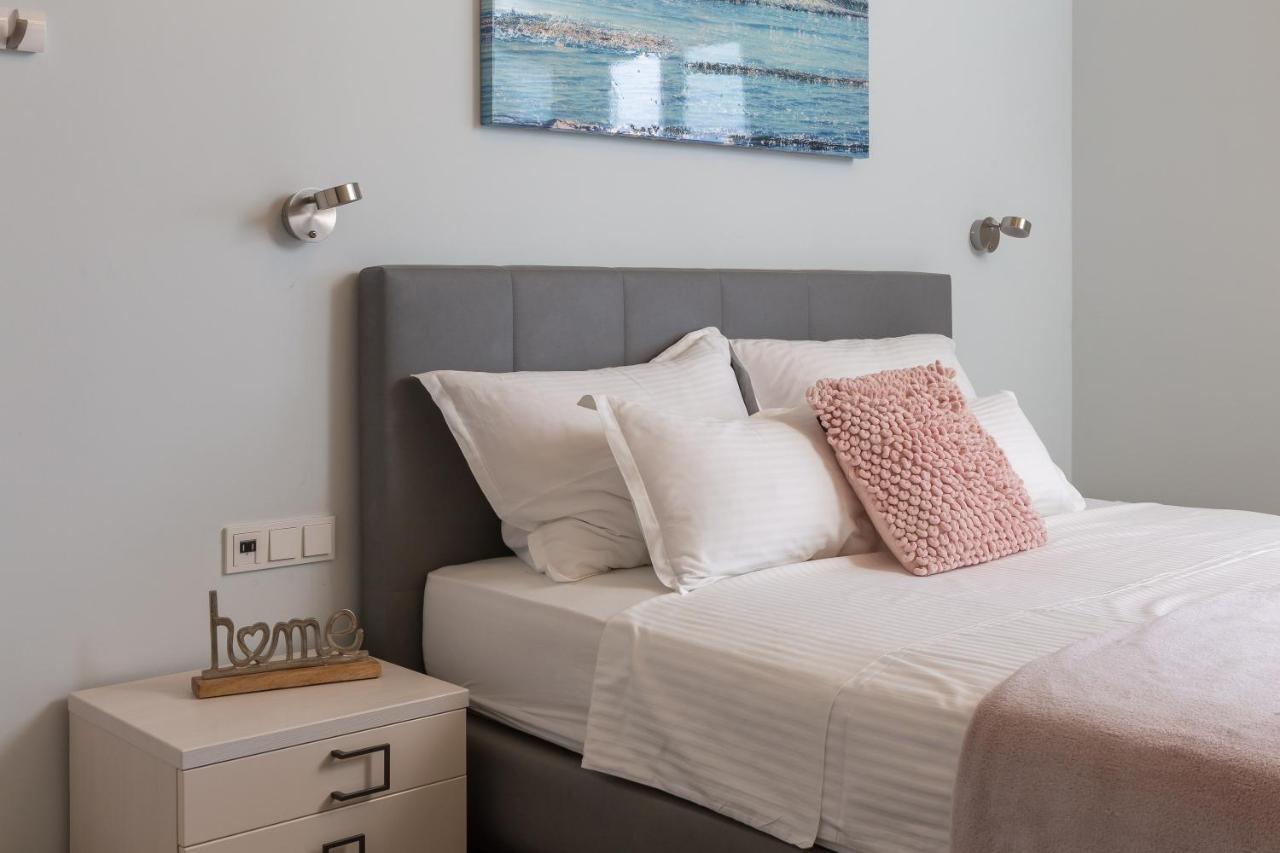 Beachfront Holiday Home - Private Heated Pool Мимице Екстериор снимка